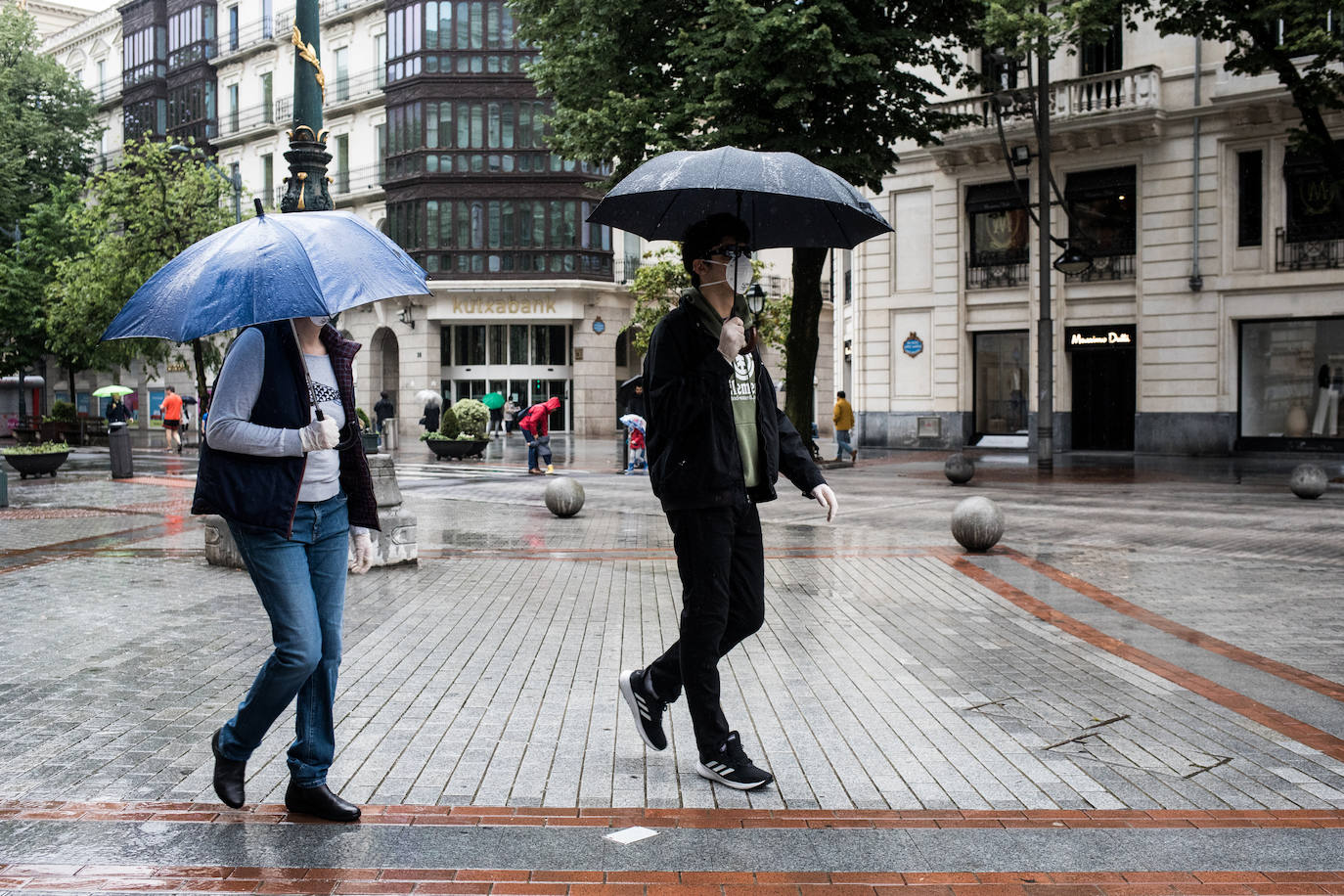Fotos: La lluvia protagoniza los paseos de este domingo en Bilbao