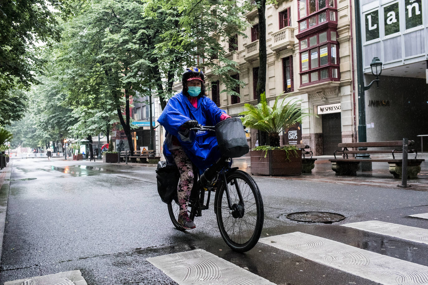 Fotos: La lluvia protagoniza los paseos de este domingo en Bilbao