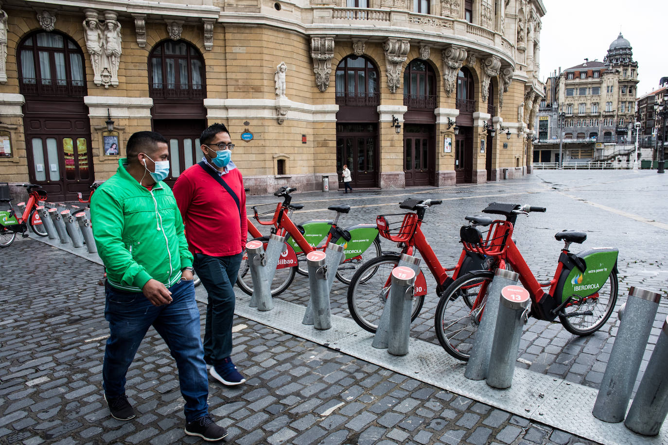 Fotos: La lluvia protagoniza los paseos de este domingo en Bilbao