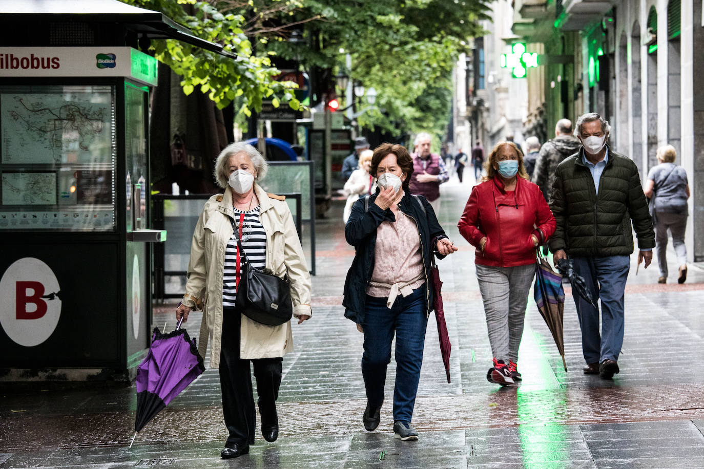 Fotos: La lluvia protagoniza los paseos de este domingo en Bilbao