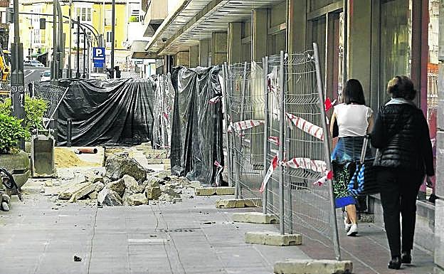 La acera de la calle Paz se ha reducido al máximo con los trabajos de Amvisa.