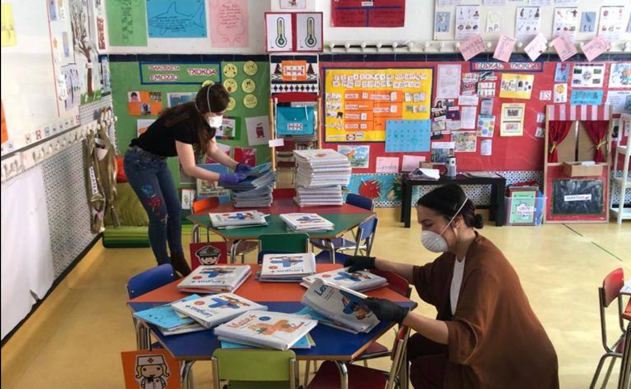 Docentes de Santurtzi preparan material escolar durante el estado de alarma.