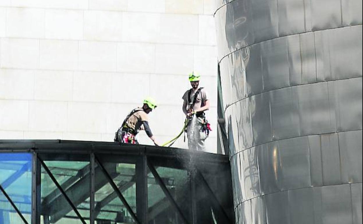 Mantenimiento. Operarios en la fachada del Guggenheim. 