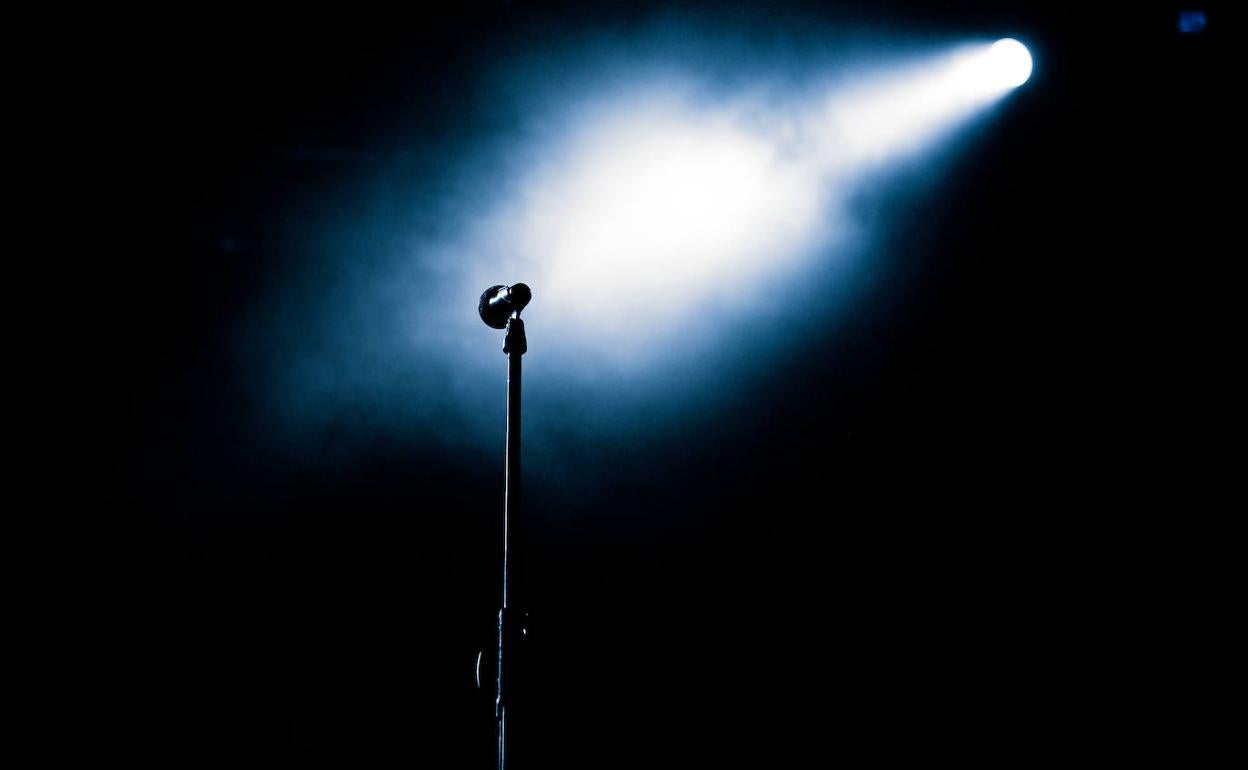 Mikrofono bat, hutsik dagoen agertoki baten gainean.