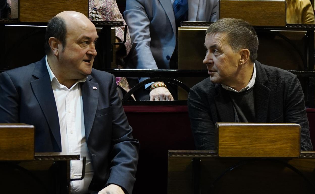 Andoni Ortuzar junto a Arnaldo Otegi. 