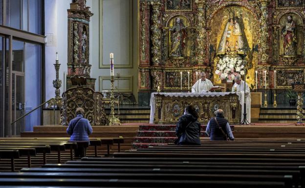 Varios fieles en la misa celebrada en Desamparados.