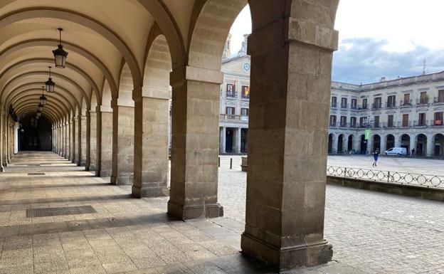 Una vacía plaza de España.