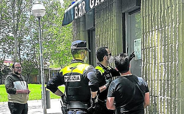 Agentes verifican el número de mesas del Gasteiz, en Sansomendi 