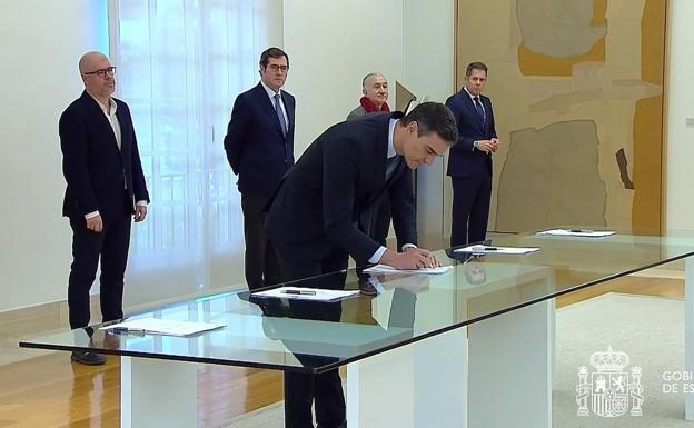 El presidente del Gobierno, Pedro Sánchez, en la firma del acuerdo hoy en Moncloa. 