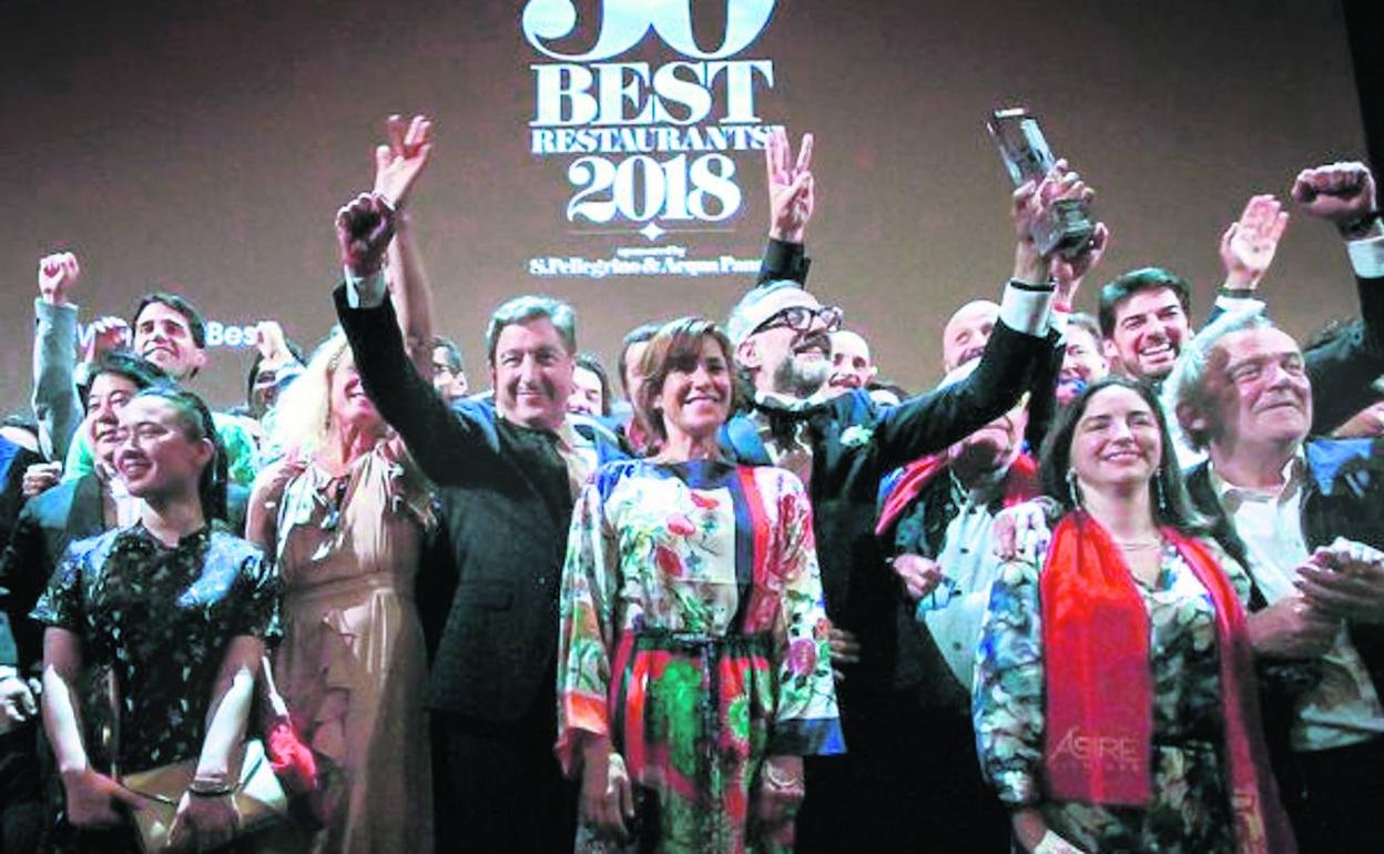 El chef italiano Máximo Bottura celebra el galardón obtenido en 2018 junto a su mujer y Joan Roca, que conquistó la segunda plaza.