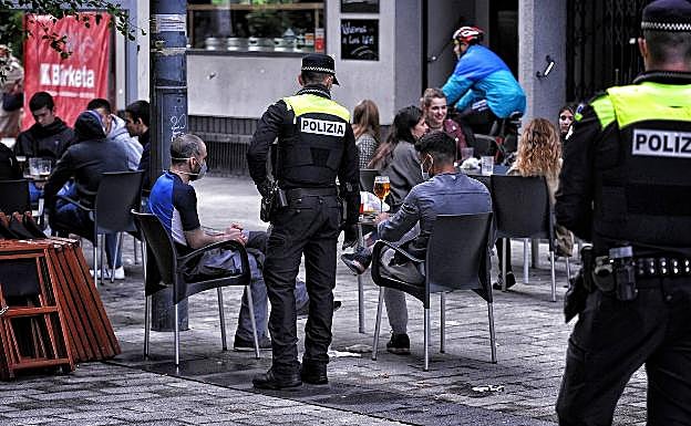 Aburto: «Se sancionará a hosteleros y clientes si incumplen la distancia de dos metros»