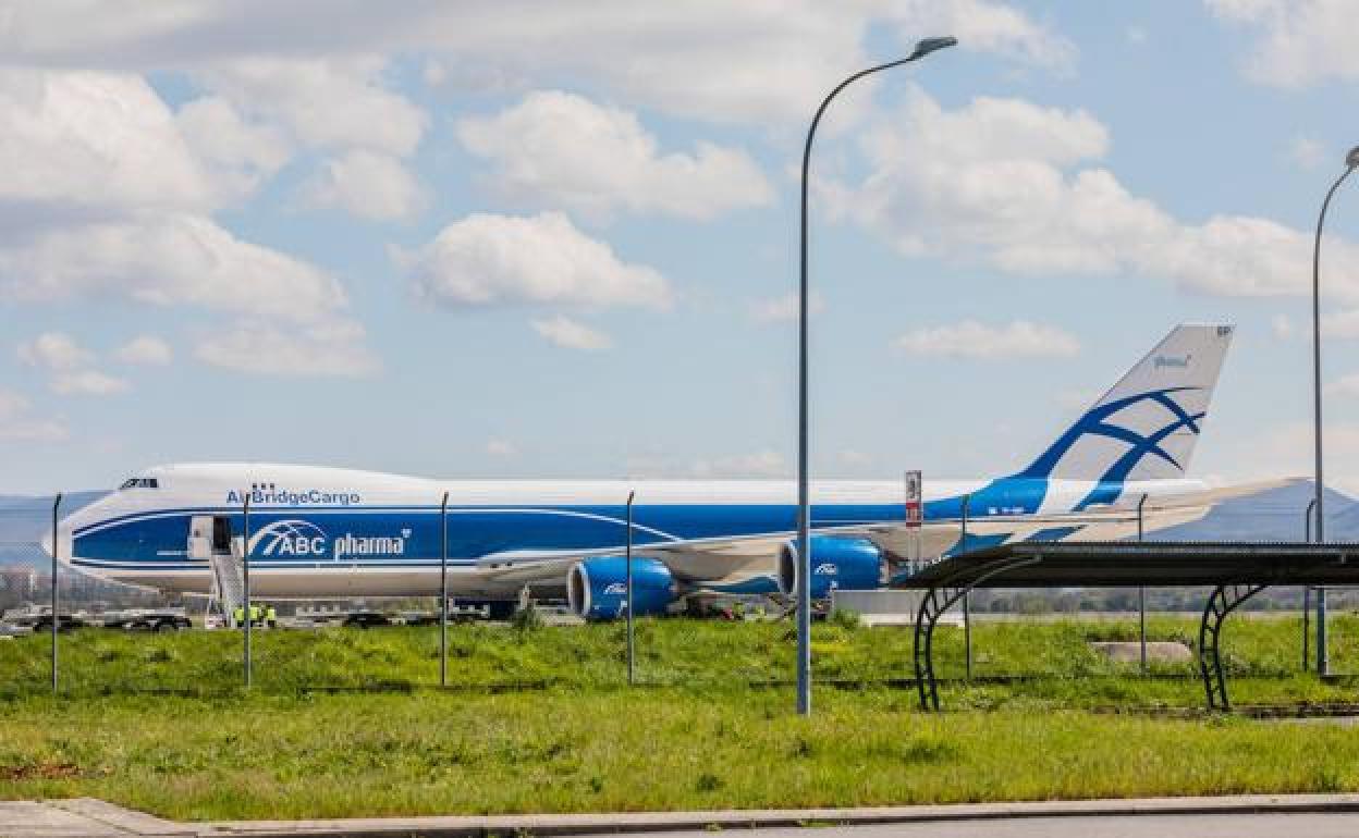 Uno de los aviones con material sanitario que ha aterrizado en Foronda por la crisis sanitaria.