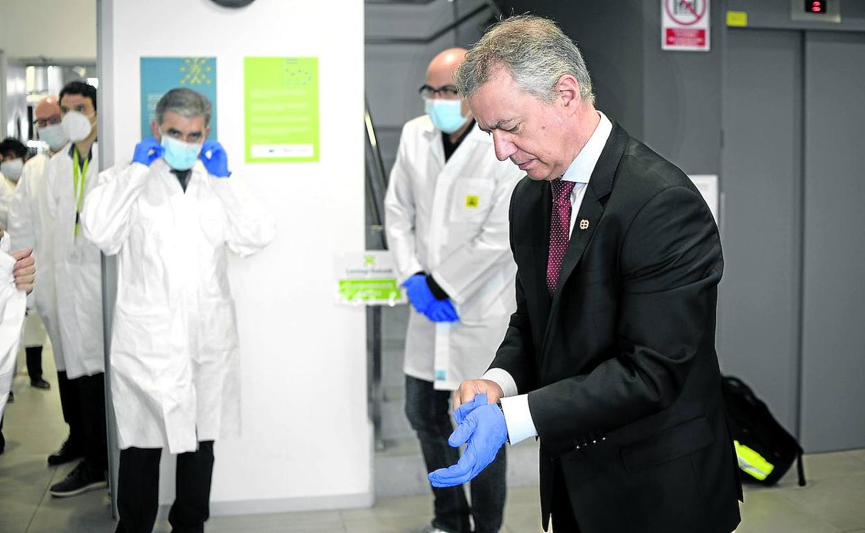 El lehendakari Urkullu, durante su visita a las instalaciones de Lantegi Batuak en Sestao.