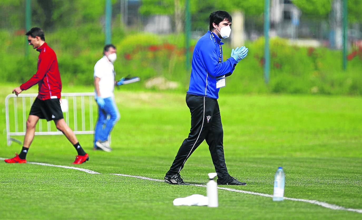 Andoni Iraola sigue en el campo, pero a distancia, los entrenamientos de sus jugadores. 