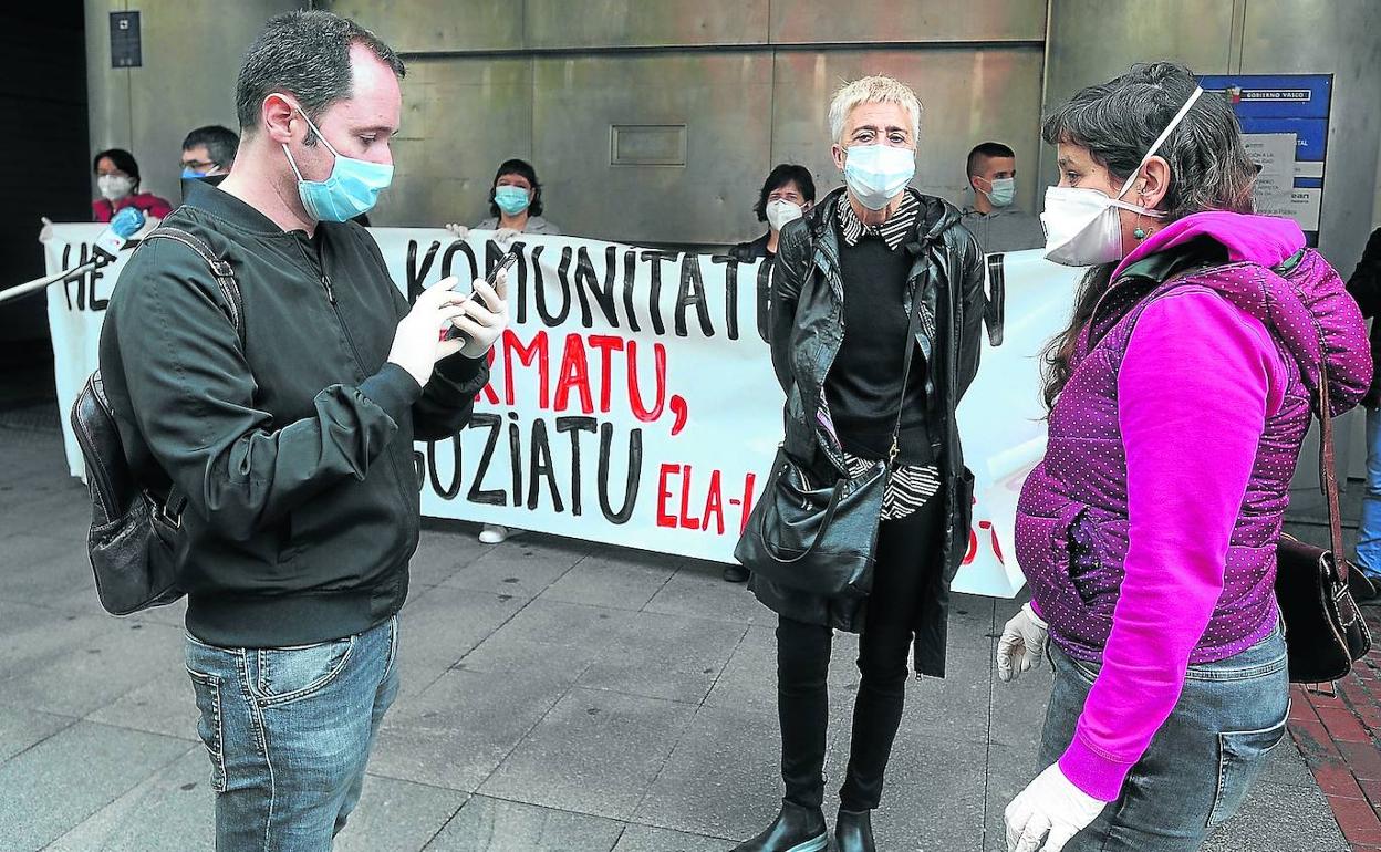 Los sindicatos de la enseñanza, Steilas, ELA, LAB, CC OO y UGT, se concentraron ayer contra el plan de vuelta a la aulas del Ejecutivo.