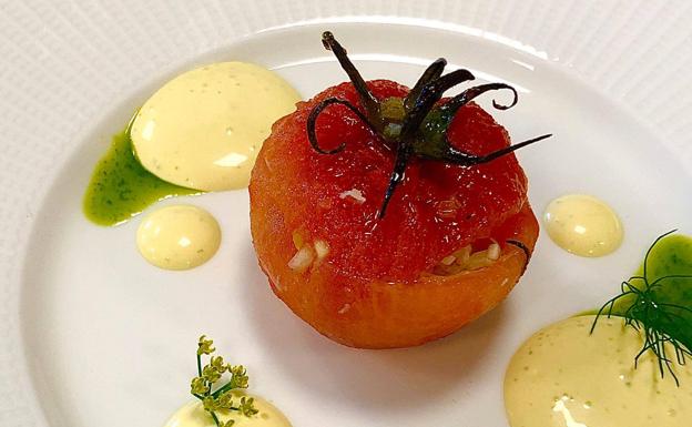 Tomate relleno de salpicón de centollo.