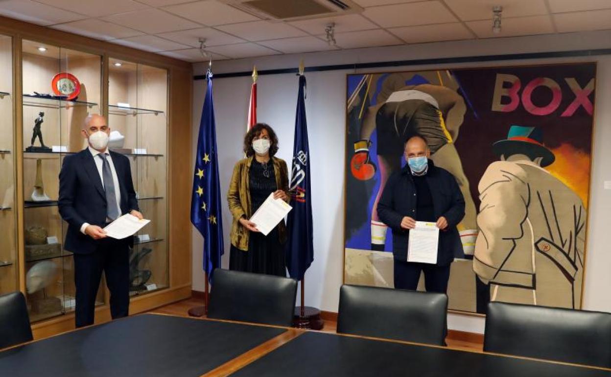 Luis Rubiales, Irene Lozano y Javier Tebas, tras firmar el documento.