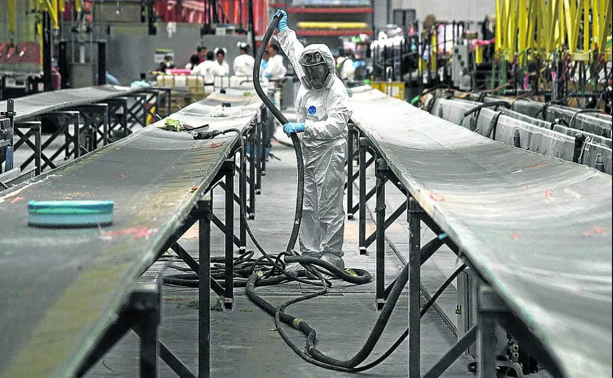 Un operario en la fábrica de palas para aerogeneradores de Siemens Gamesa en la localidad navarra de Aoiz.