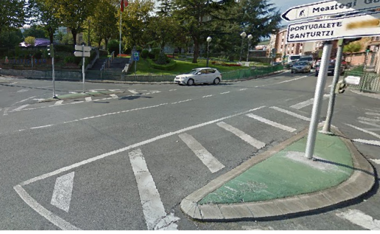 El individuo conducía el coche por la carretera Bi-3734, que atraviesa Trapagaran, cuando ha sido interceptado por una patrulla de la Policía Local.