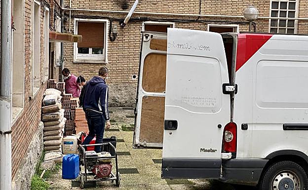 Imagen principal - Operarios se disponen a tapiar varios butrones en pisos de Olárizu. Agentes locales acuden a tomar huellas tras aparecer un perro muerto. Y arresto del presunto agresor del patriarca de Olárizu. 