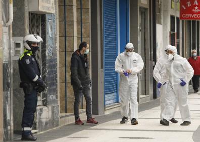 Imagen secundaria 1 - Algunos momentos de la operación antidroga desarrollada ayer, jueves, por la Policía Local. 
