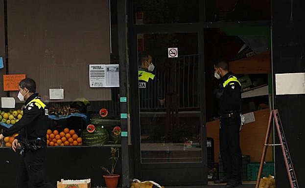 Imagen principal - Algunos momentos de la operación antidroga desarrollada ayer, jueves, por la Policía Local. 