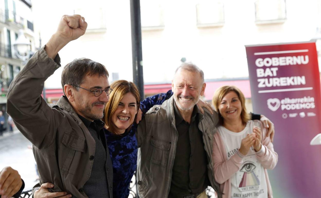 Juan Carlos Monedero, Miren Gorrotxategi, Roberto Uriarte y Pilar Garrido, en un acto electoral. 