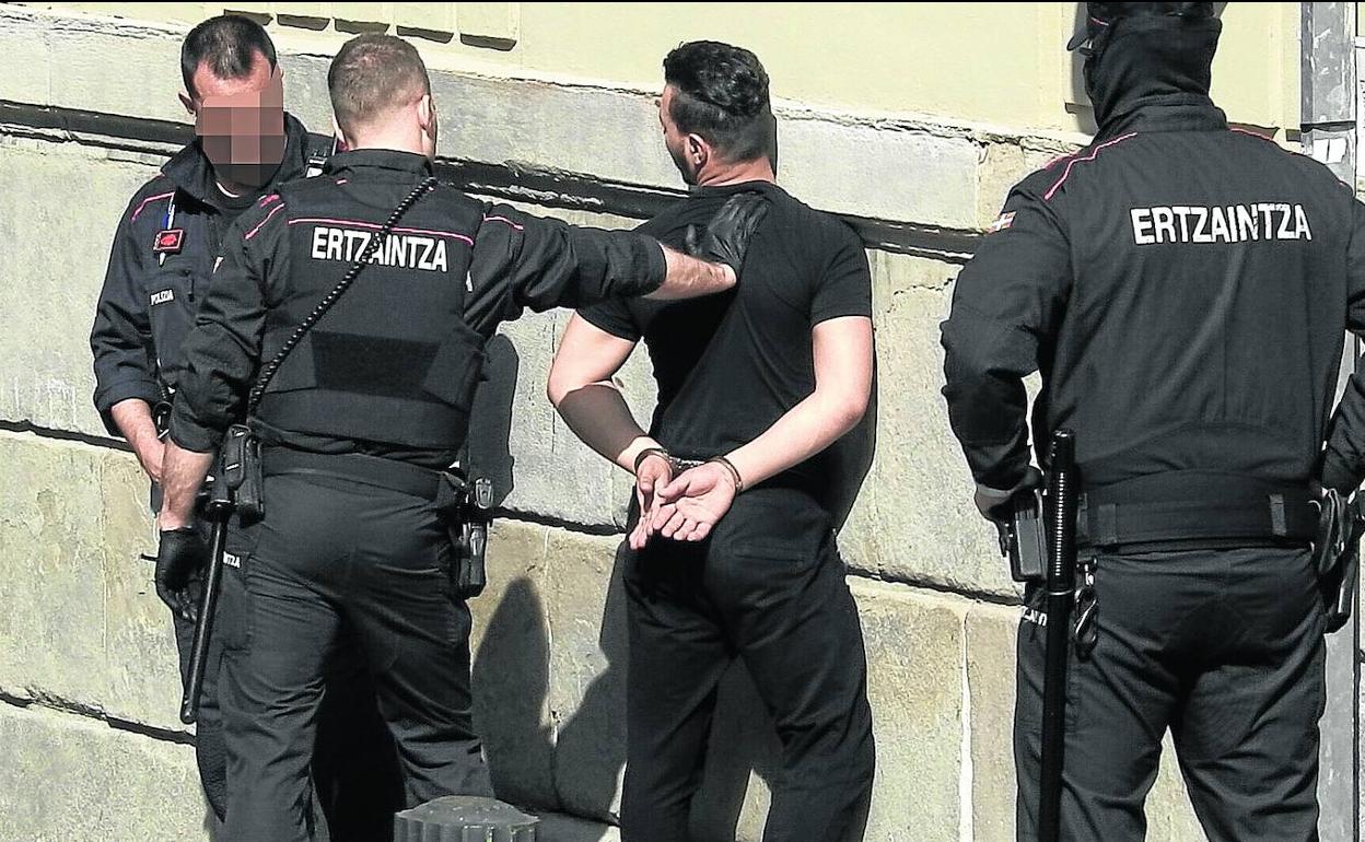 Agentes realizan una detención en el barrio de San Francisco. 