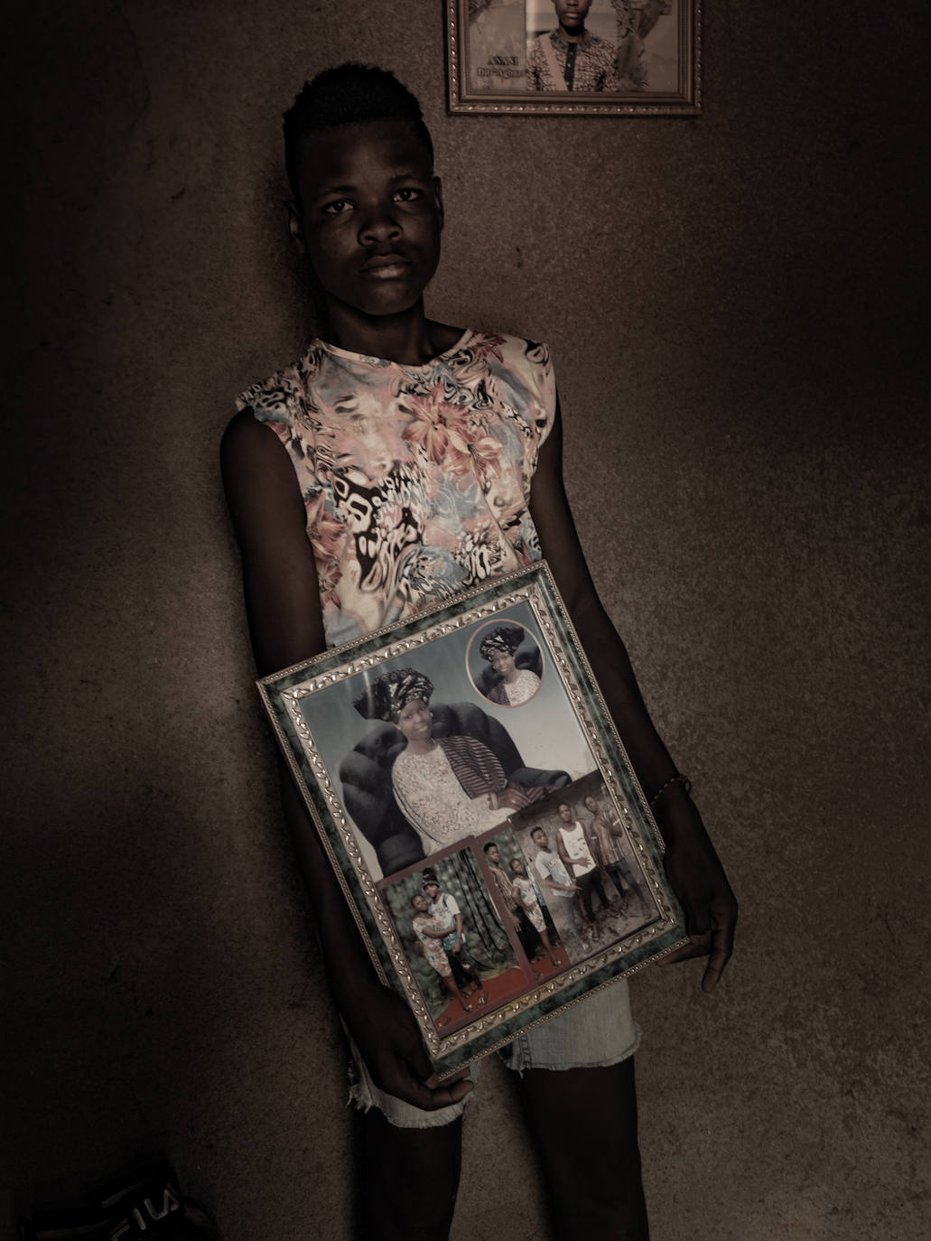 Un joven de Posotomé muestra orgulloso las fotos de su familia. Vive en una casa de adobe con techumbre de uralita, sin agua corriente ni luz.