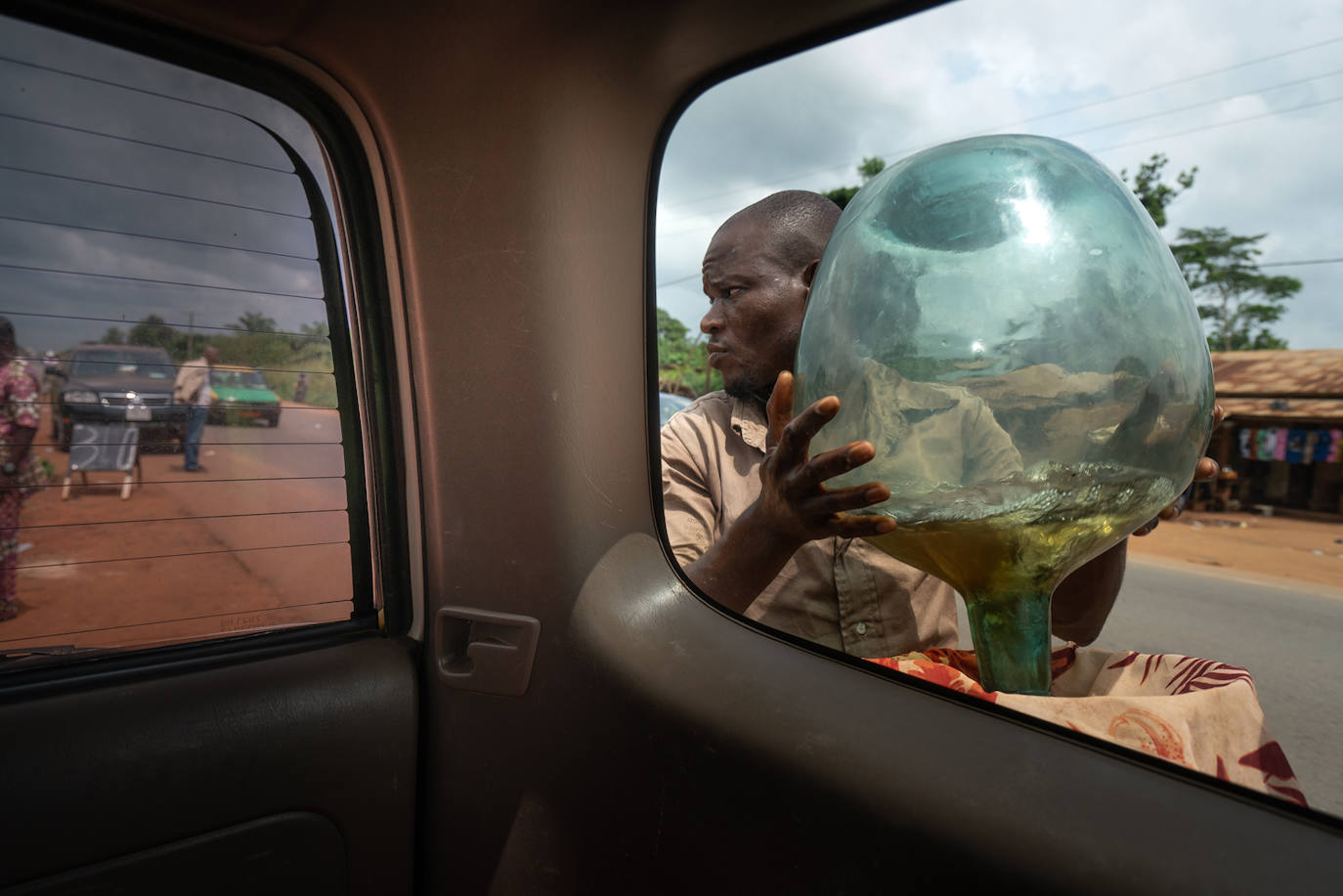 El combustible entra de contrabando por la vecina Nigeria. Así, el modo de repostar más habitual es con grandes botellas de vidrio, una práctica que ha desbancado a los surtidores, donde las ventas están sujetas al pago de impuestos.