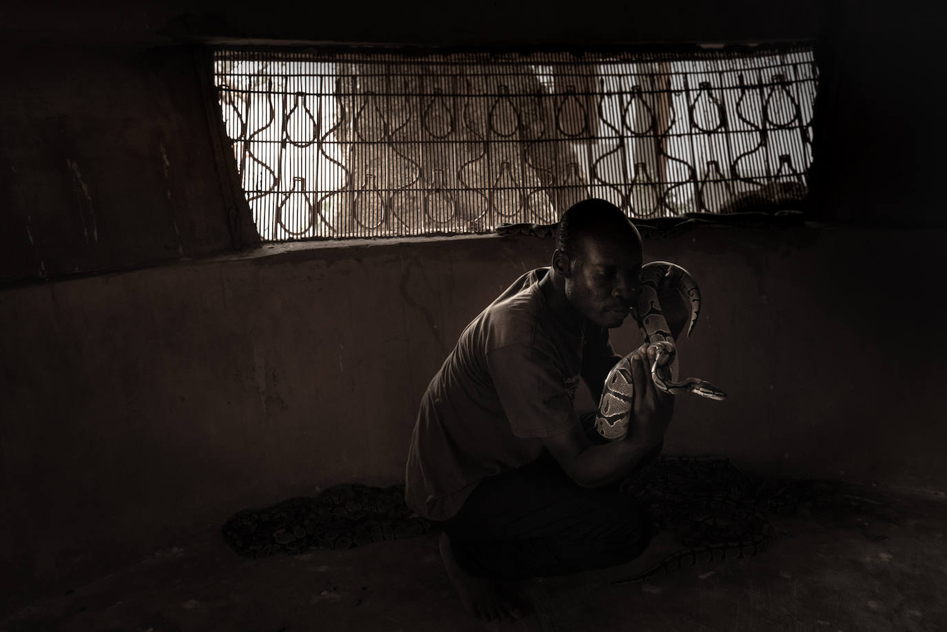 El Templo de las Pitones es la atracción local de Ouidah. Los ofidios inundan un edificio de barro y son cuidados con esmero por el vigilante, que no tiene reparos en tumbarse con ellos y ofrecérselos al público.