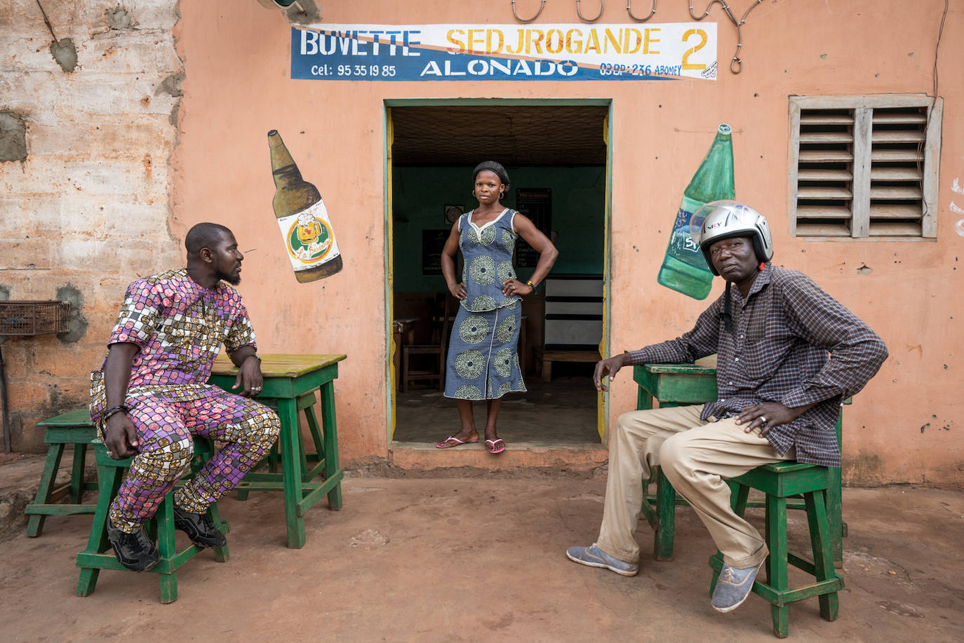 El centro de Abomey ofrece bares donde tomarse un refresco, hidromiel y hasta cerveza, pero sobre todo conversación. La llegada de extranjeros a menudo adquiere tintes de acontecimiento. 