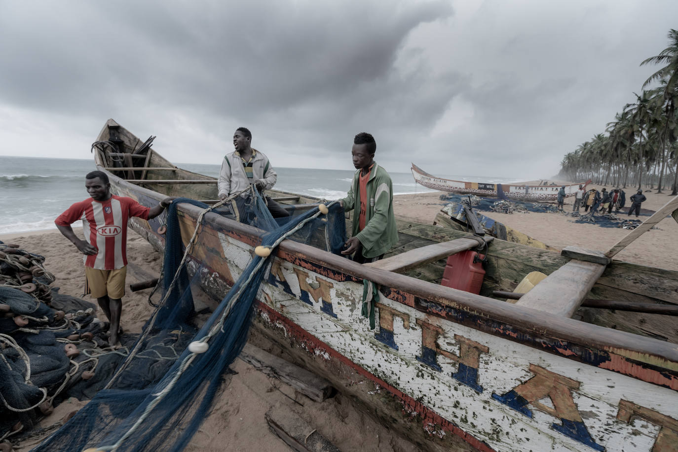 Cayucos de madera en la playa de Ouidah, esperando para hacerse a la mar. Su colorida ornamentación recuerda a las barcas con que los portugueses practican todavía hoy la xávega en la costa atlántica de Aveiro.