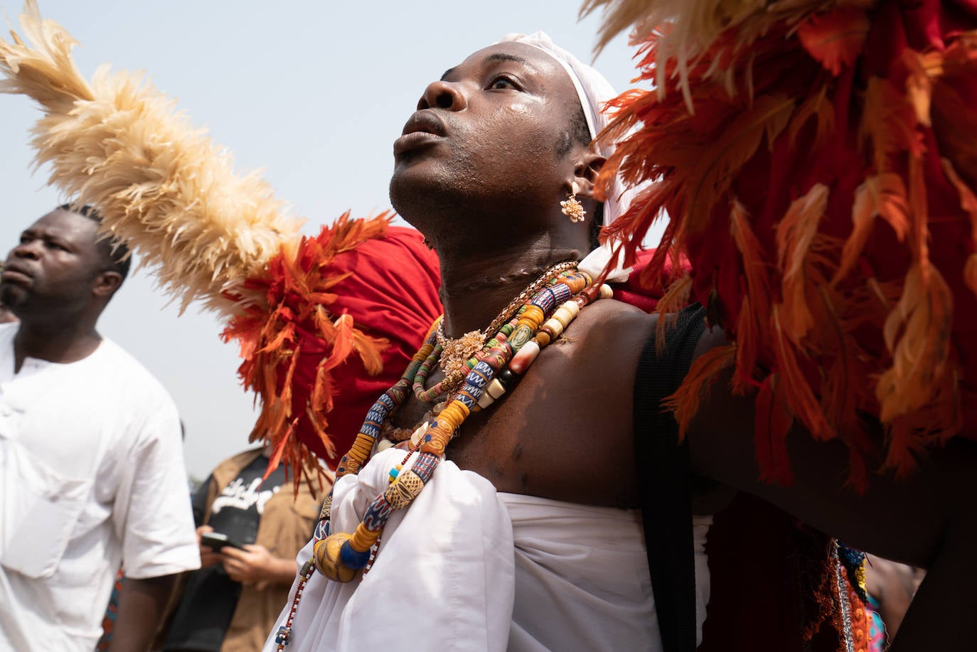 Ceremonia religiosa en Ouidah, al sur de Benin. Mujeres y hombres se ponen sus mejores galas para el que es, sin duda, el acontecimiento social de la semana.