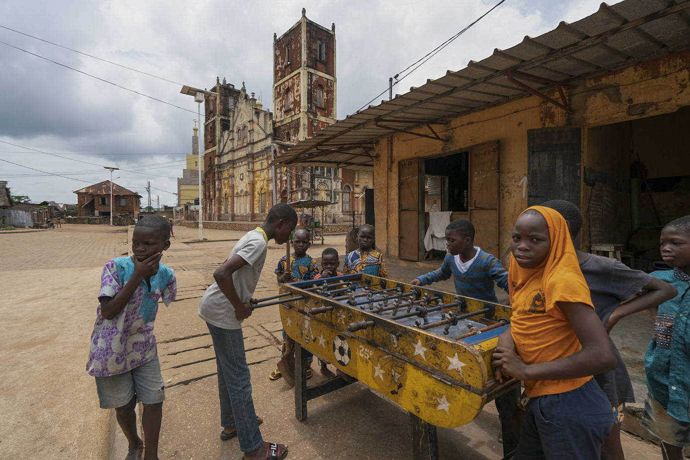 Niños juegan al futbolín en las inmediaciones de la mezquita de Porto Novo, antes iglesia católica.