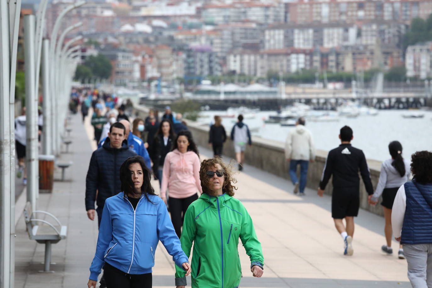 Ciudadanos pasean por Ereaga.