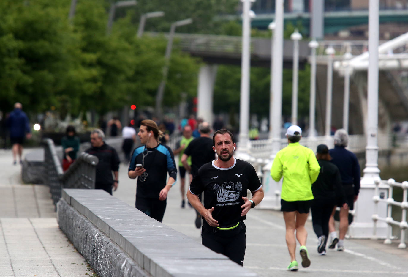 Una persona corre por Uribitarte