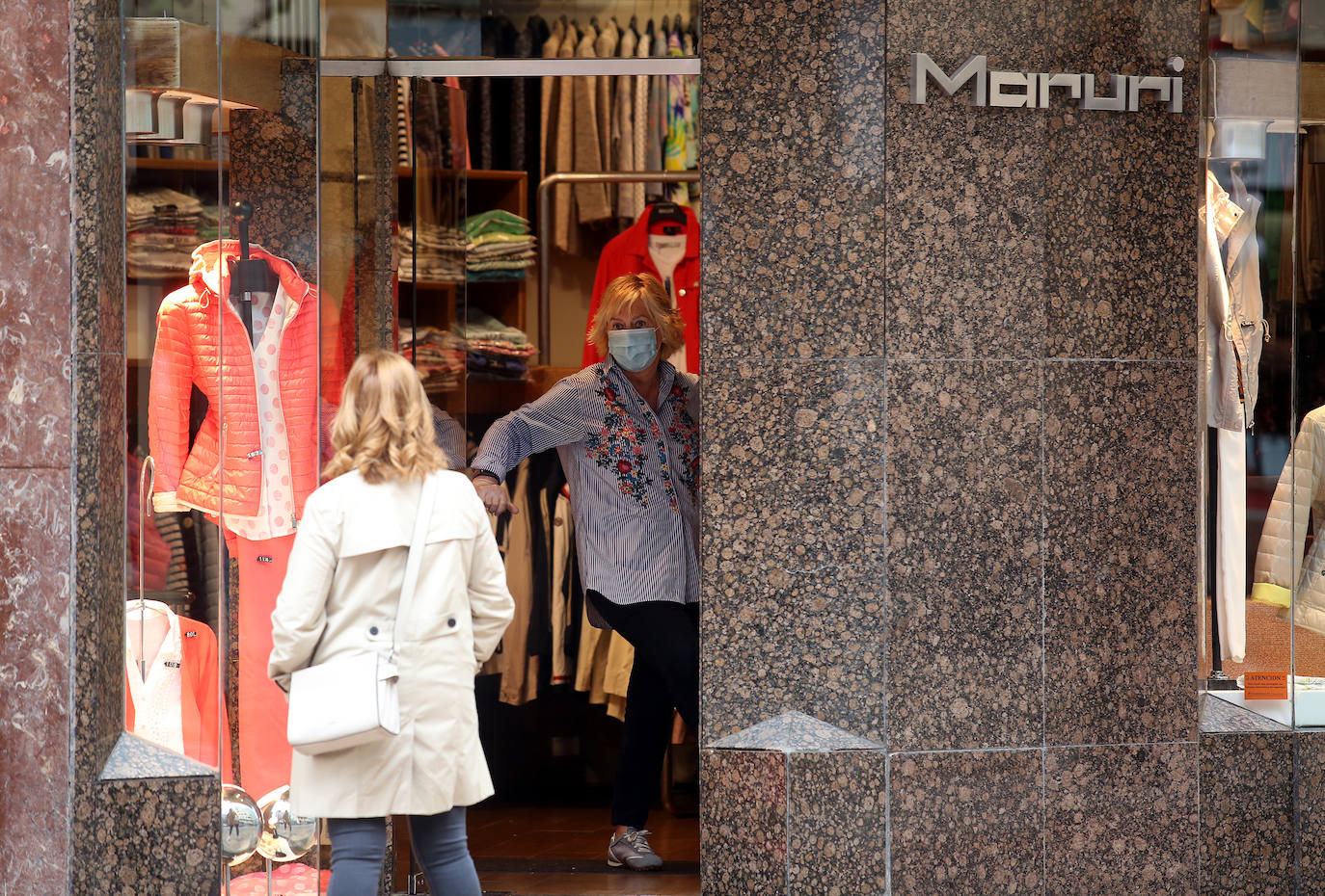 Una dependienta en su tienda.
