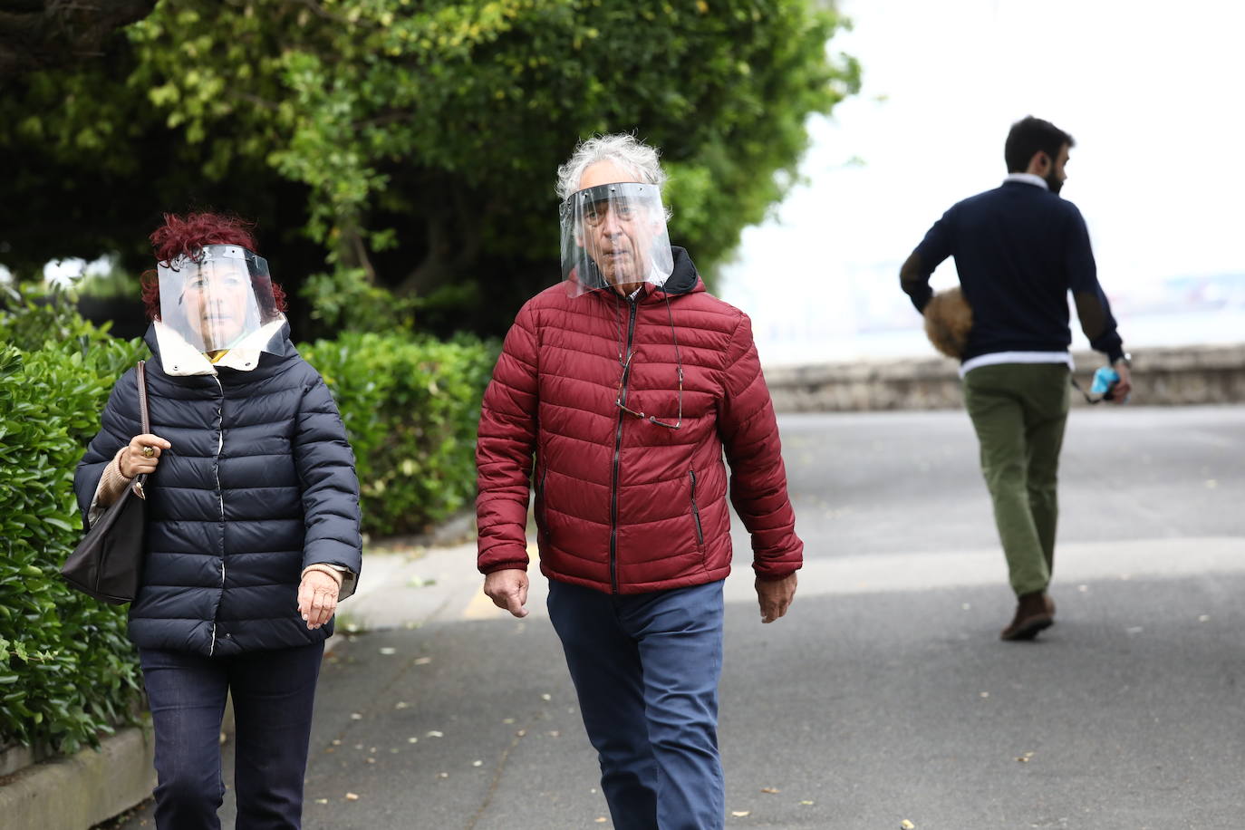 Con viseras para protegerse.