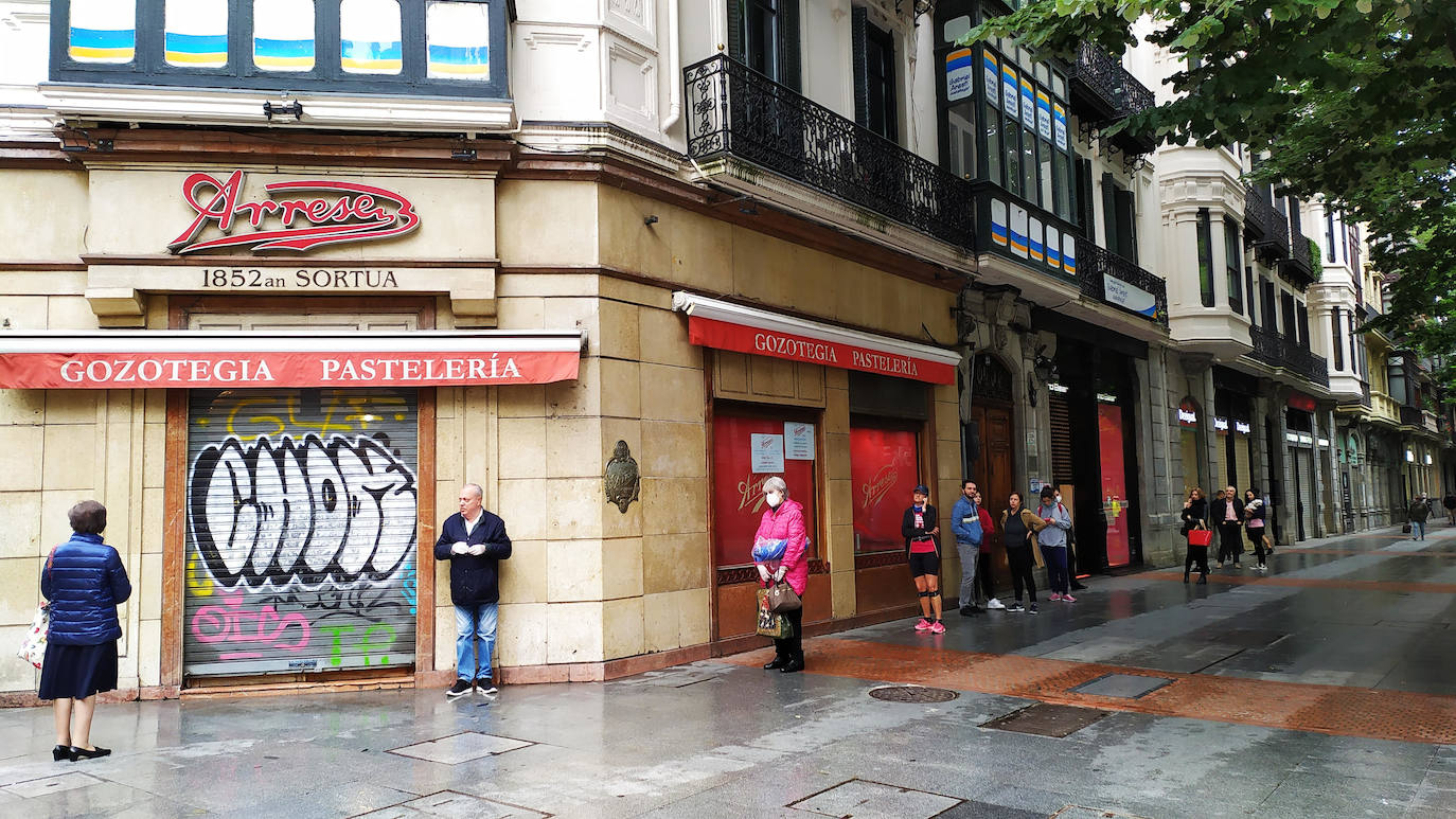 Cola en Arrese a la espera de que abra en la Gran Vía.