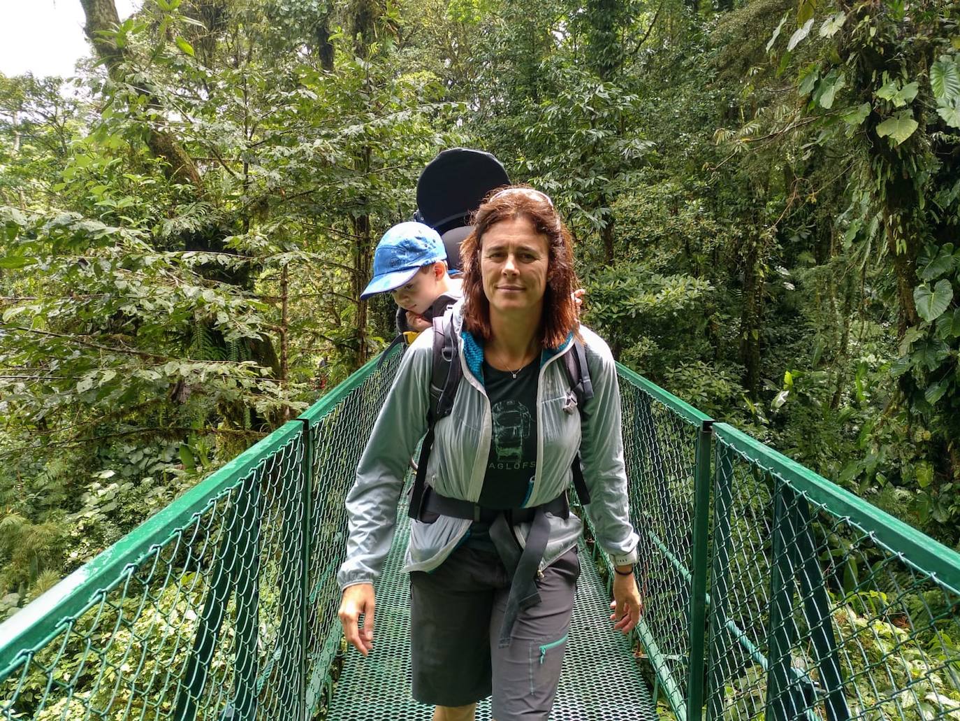 Edurne con su familia tras dejar la escalada.