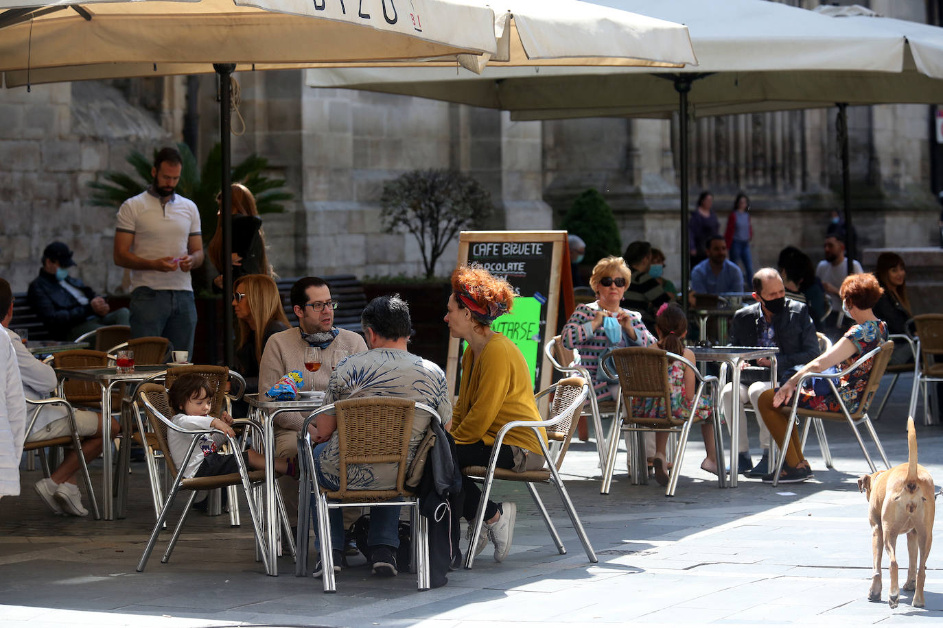 Terrazas junto a la catedral de Santiago en Bilbao.
