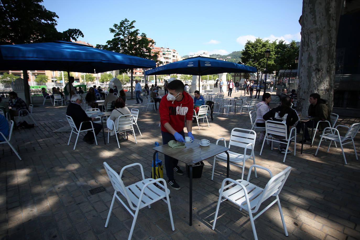 Las terrazas del puerto deportivo de Getxo.