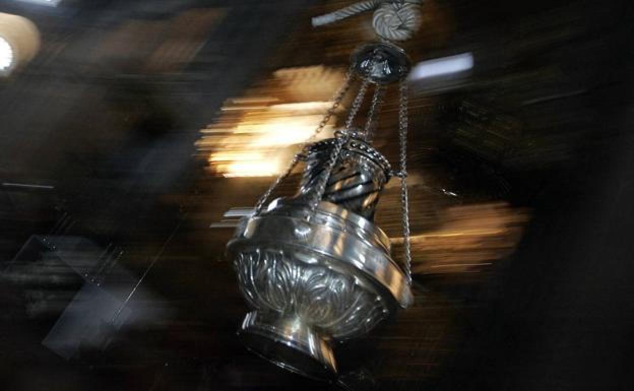 El gran incensario de la catedral de Santiago de Compostela oscila durante un oficio religioso.