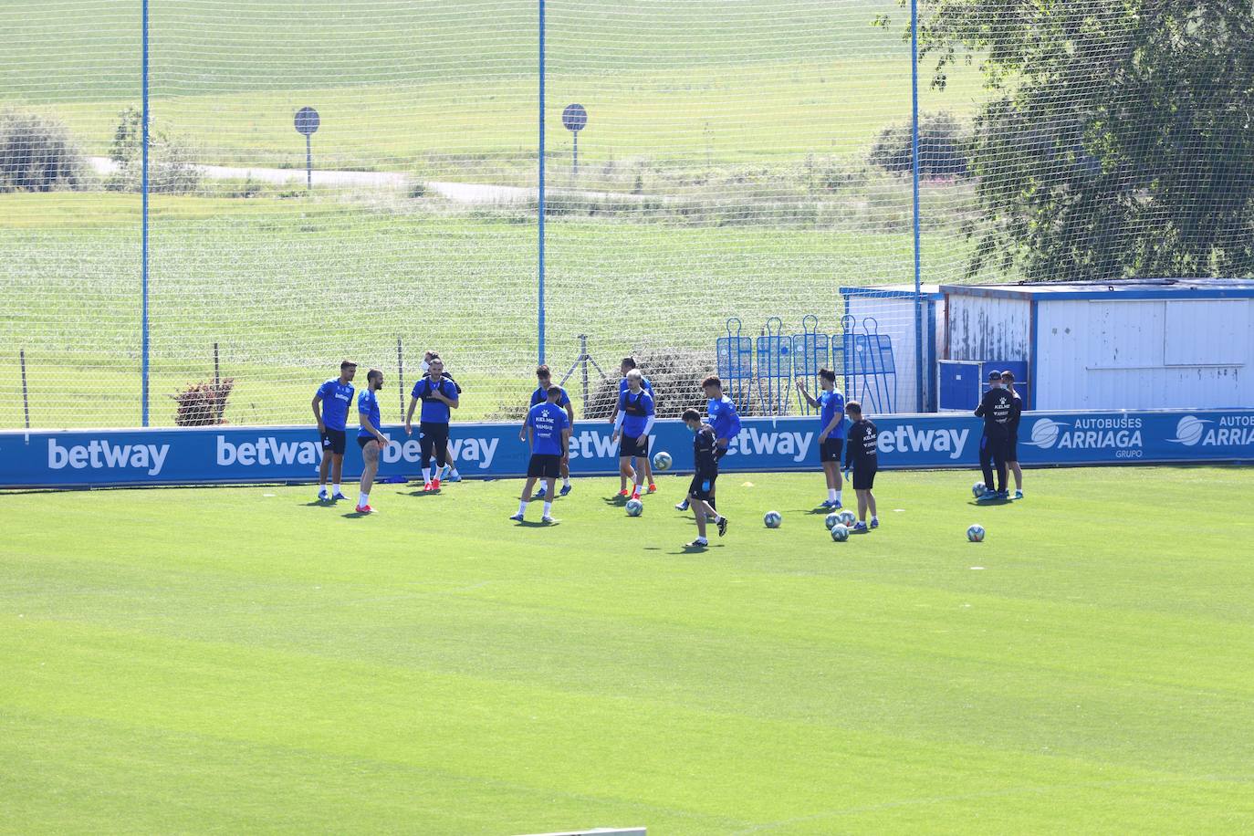 Los jugadores albiazules hacen un rondo. 