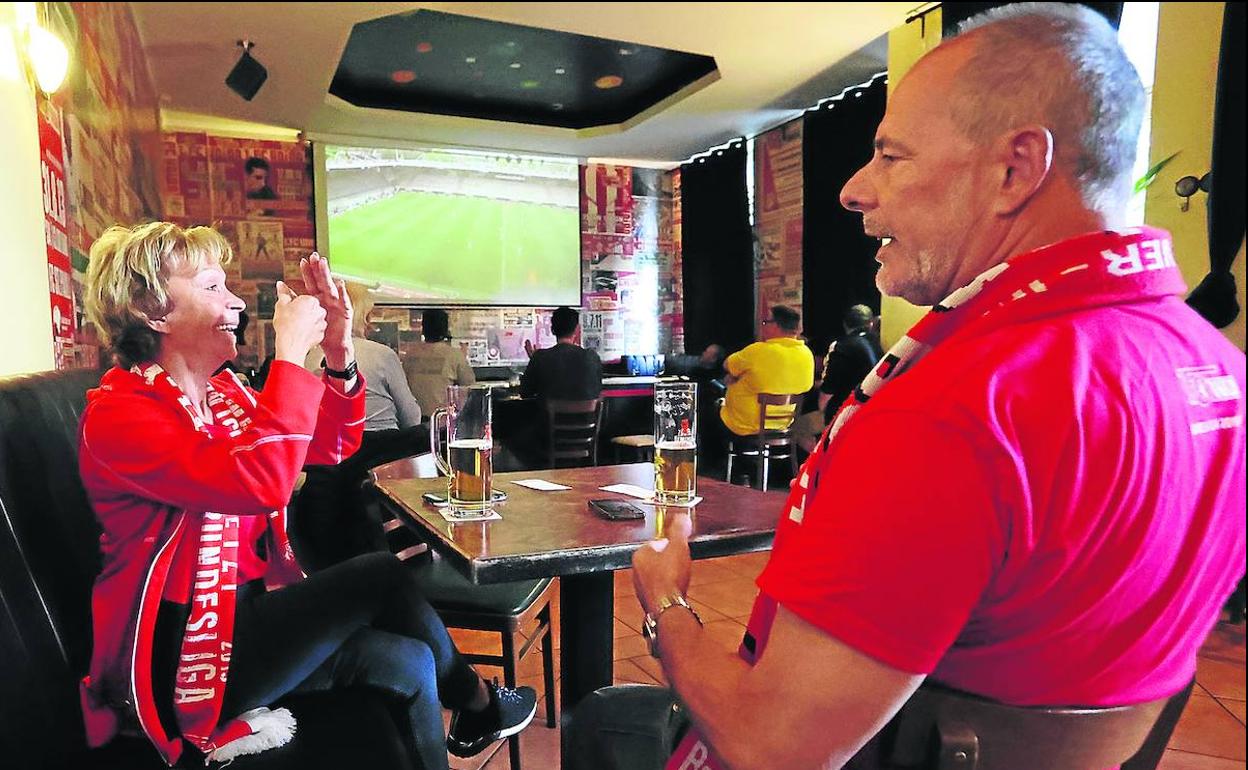 Aficionados alemanes siguen el partido entre el Unión Berlín y el Bayern de Múnich en un local de Berlín. 