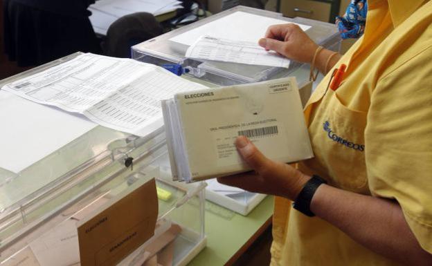 El voto por correo, antídoto para frenar una alta abstención