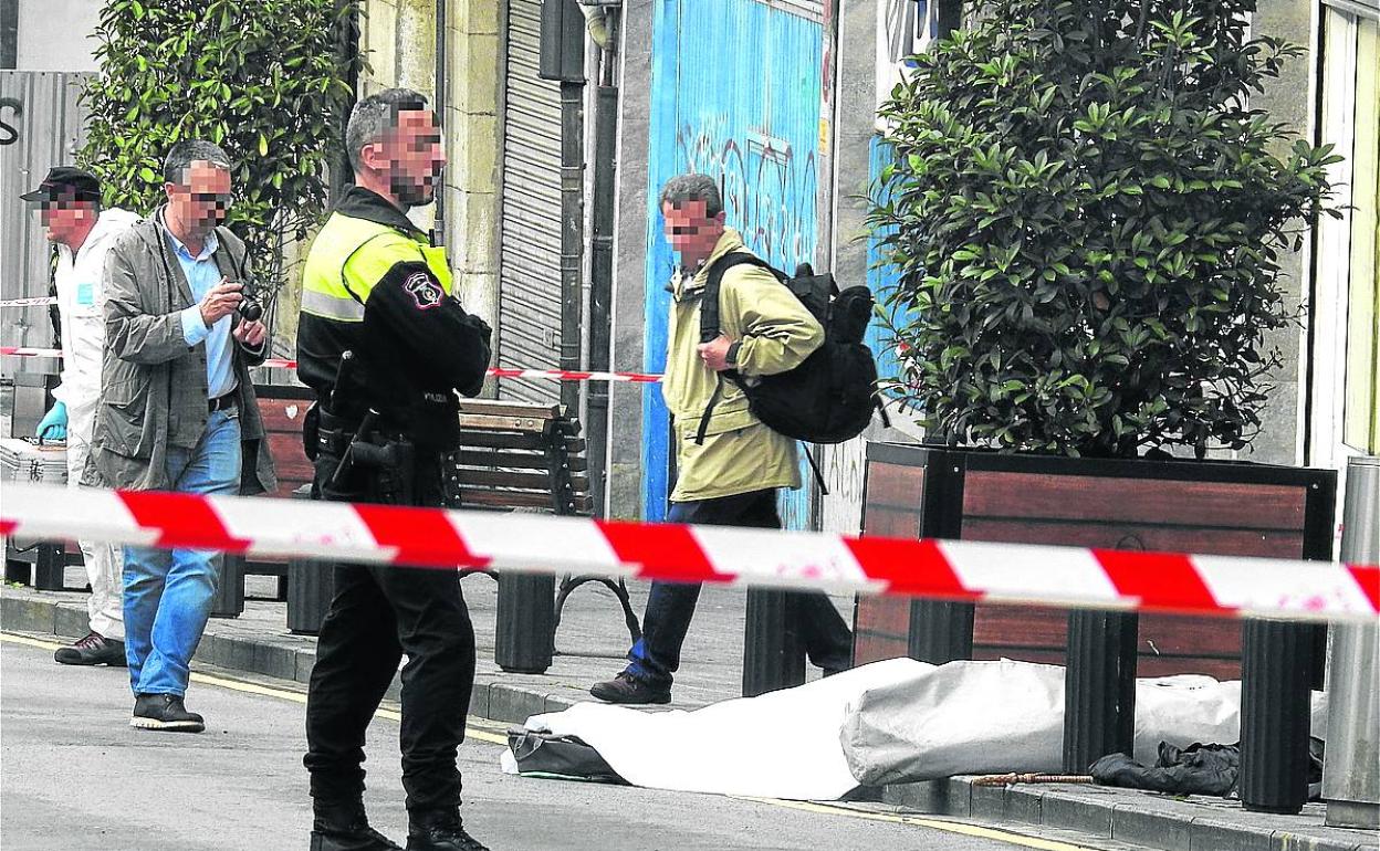 El cuerpo de David Goicoechea quedó tendido en plena calle. 