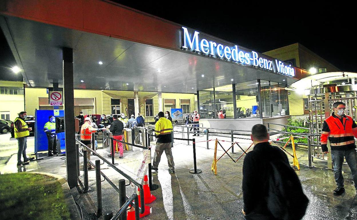 La planta de Mercedes retomó ayer el turno de noche y ya cuenta con sus 5.000 trabajadores operativos.