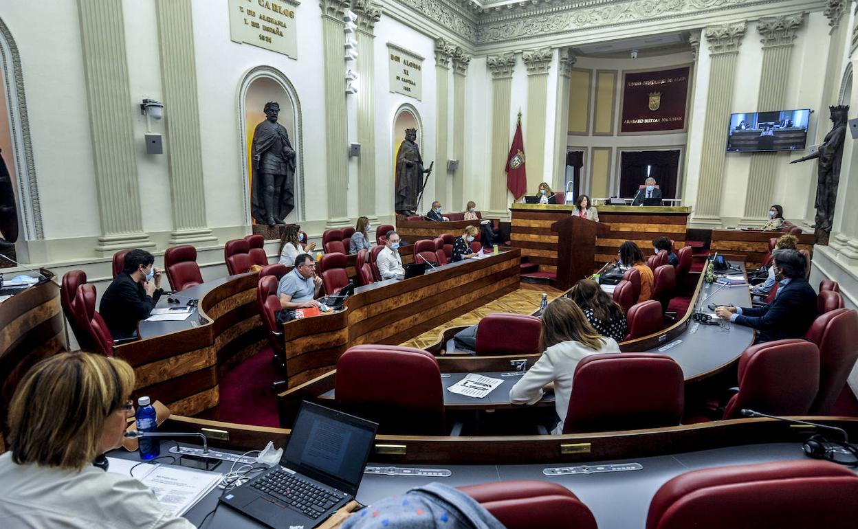 Inicio de la sesión del primer pleno de Juntas Generales tras la pandemia.